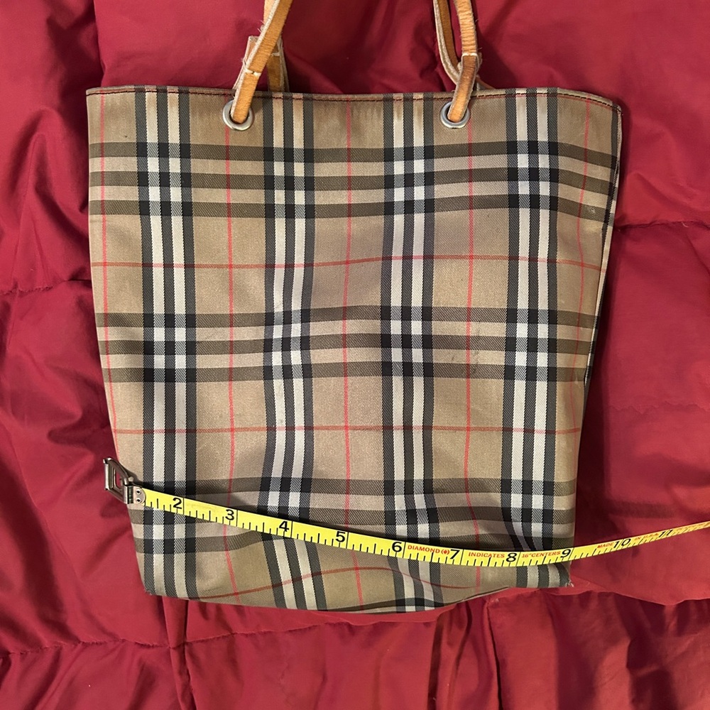 Burberry London nylon tote
Approx. 10.5x9x3.5
Cute for on the go
Made in Italy - Picture 11 of 12
